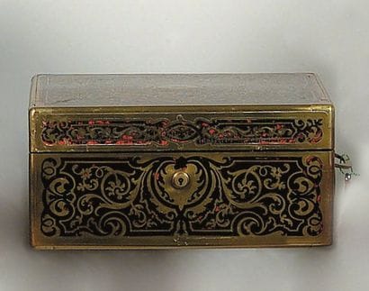 Coffret à bijoux en placage d'écaille rouge...