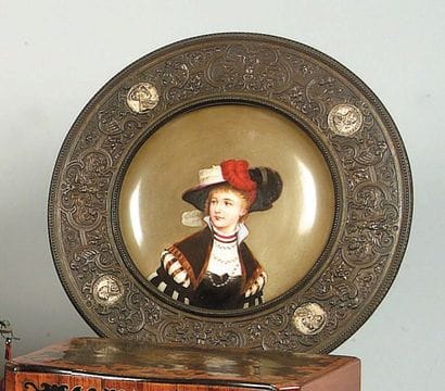 Plat décoratif en porcelaine à décor émaillé...