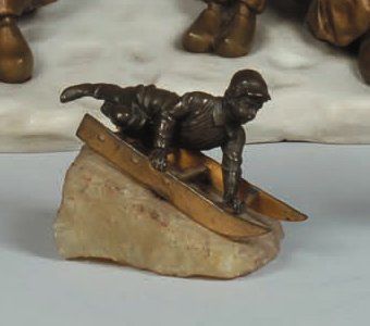 Inconnu Jeune garçon s'adonnant à la luge....