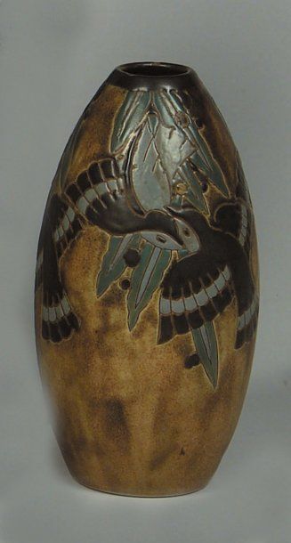 Vase de forme fuselée. Décor aux hirondelles....