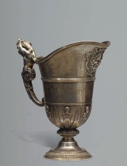 Aiguière casque en argent avec traces de...