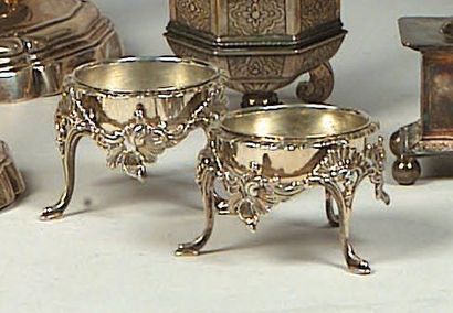 Paire de salières reposant sur trois pieds...
