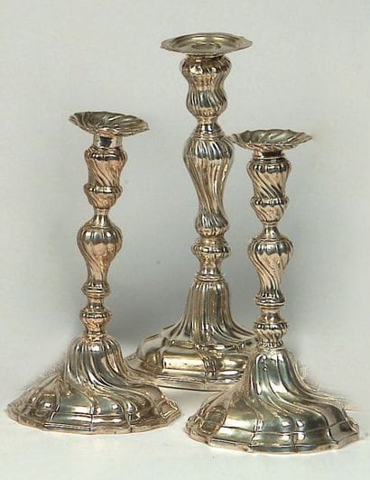 Deux flambeaux en argent, modèle à côtes...
