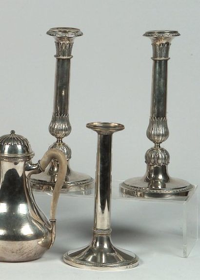 Paire de chandeliers à décor de palmettes...