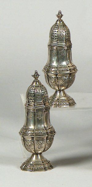 Paire de saupoudroirs de forme balustre à...