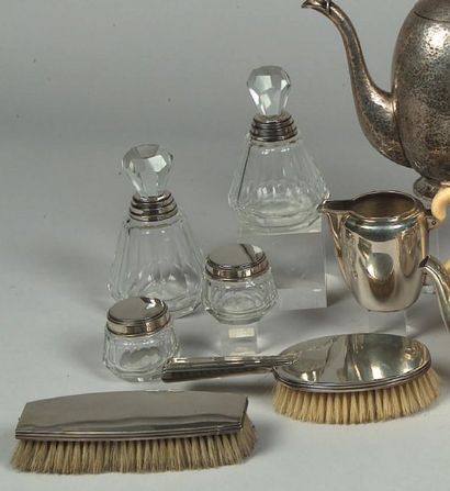 Garniture de toilette en cristal et argent...