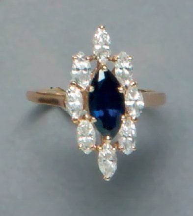 Bague marquise en or jaune sertie d'un saphir...