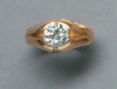 Bague demi jonc en or jaune ornée en serti...