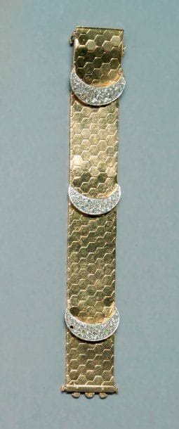 Bracelet en or jaune formé d'un large ruban...