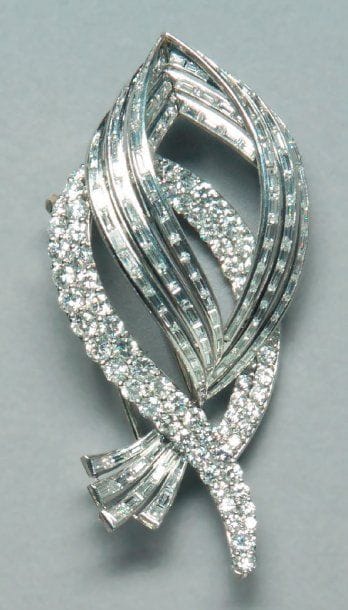 Clip de corsage en platine et or gris formé...