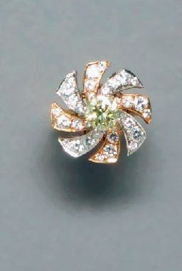 Bague de genre pagode, sertie d'un diamant...