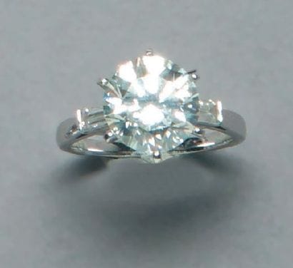 Bague en platine et or gris sertie d'un diamant...