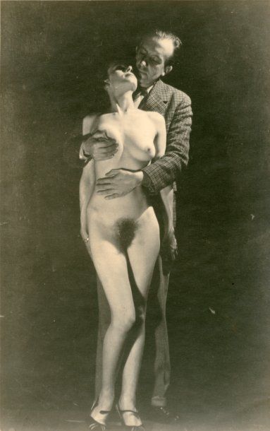 [ÉLUARD Paul].
PAUL ÉLUARD ENLAÇANT UNE FEMME...