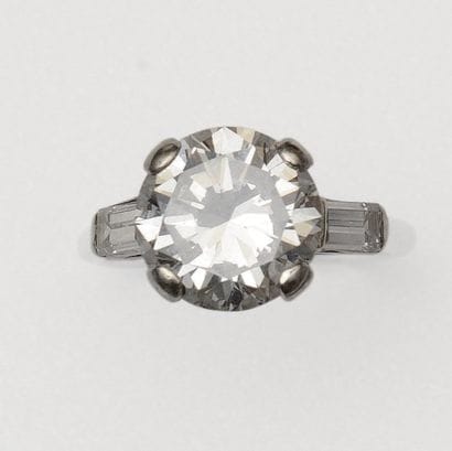 BAGUE en platine sertie d'un brillant entre...