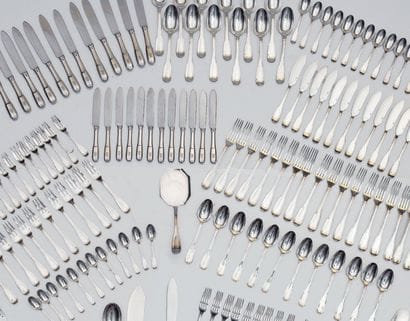 MENAGERE en argent uni comprenant : 18 fourchettes,...