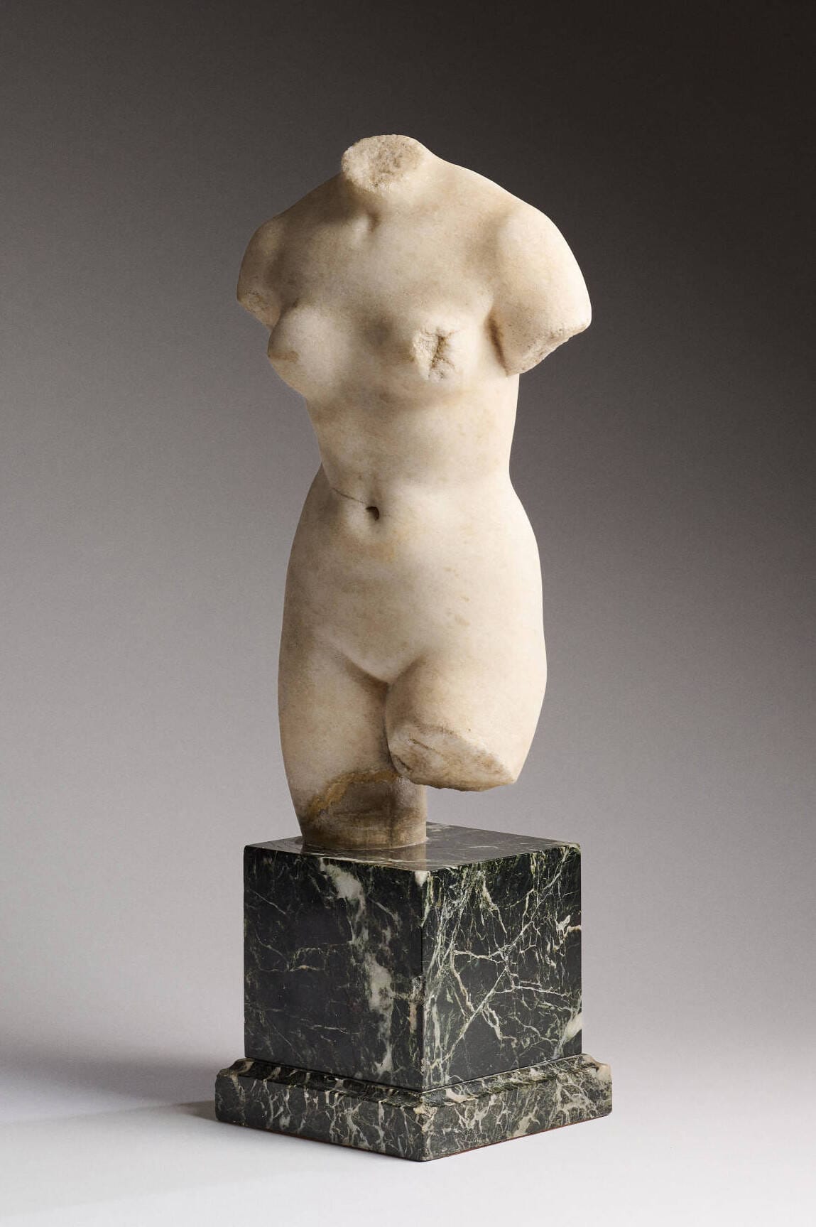 Aphrodite anadyomène de type de Cnide, marbre blanc grec, art romain