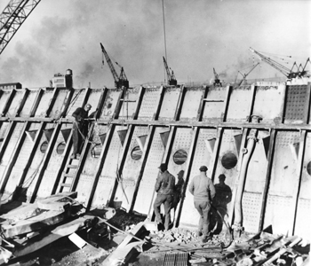 Photos auction - KEYSTONE, Demolition of the Normandie in Port Newark in 1947.