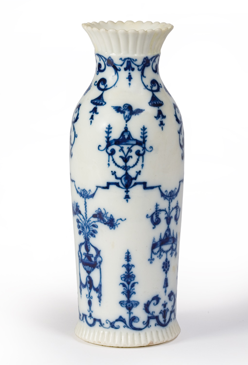 Saint Cloud Très rare vase de forme balustre, dentelé au col et à la base, en porcelaine tendre présentant un décor en camaïeu bleu de lambrequins formés de fleurettes et de rinceaux. XVIIIème siècle. Trois éclats au col réparés. Estimation : 20 000 / 30 000 €