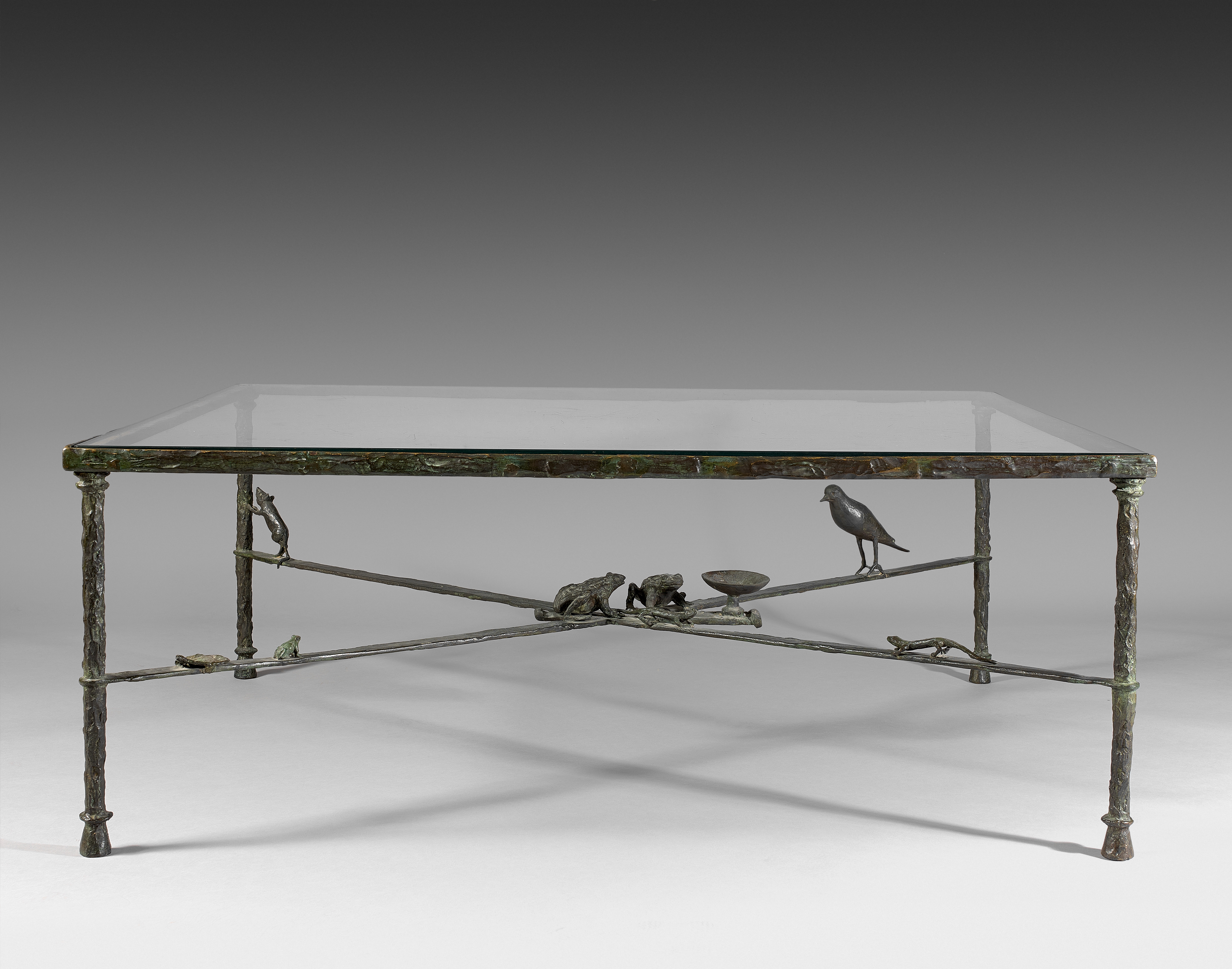 Diego GIACOMETTI (1902-1985)  Grande table basse «aux crapauds avec raton, pigeon et lézards»