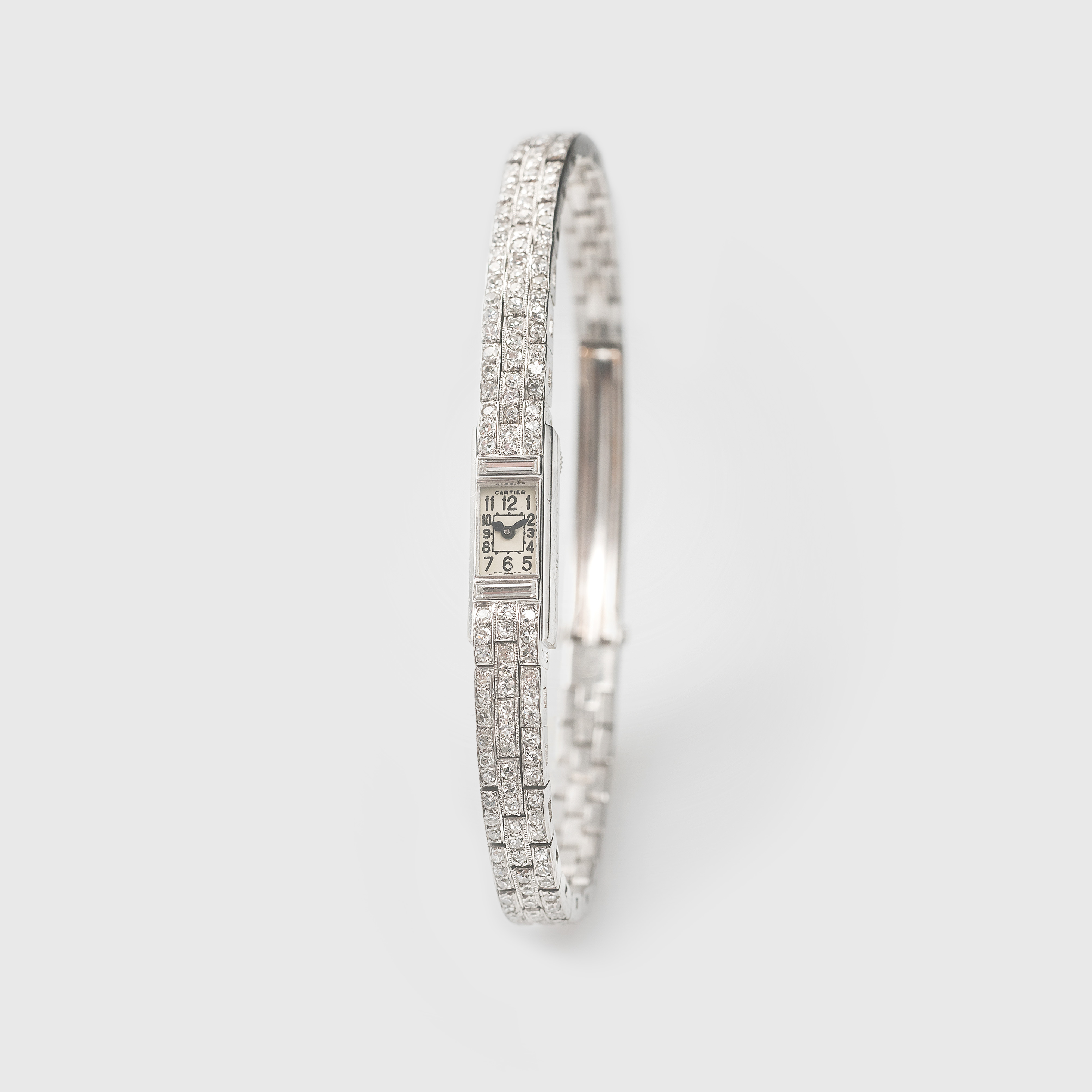 montre-bracelet de dame art déco, ornée de diamants, ayant appartenu à Simone Signoret.