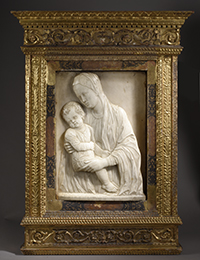Une Vierge à l'Enfant sculptée en bas-relief en marbre blanc, attribuée à Antonio RIZZO (1430-1499).