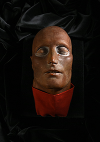 masque en cire de l’empreinte du visage de Napoléon 1er prise peu après sa mort le 5 mai 1821. (Estimation : 150 000 / 200 000 €)