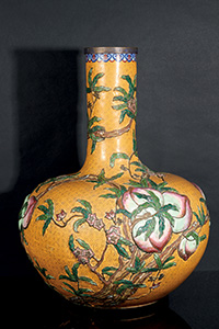 CHINE - Époque Qing (1644-1911) - XIXe siècle Important vase de forme 