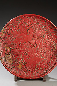 CHINE - Époque Yongle (1403-1424)  Rare plat en laque rouge