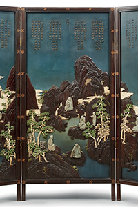 CHINE - XVIIIe siècle  Paravent à trois feuilles en laque et incrustations de néphrite, jichimu, ivoire.