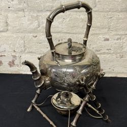 Vente aux enchères en présentiel et en ligne d'antiquités et d'objets de collection, notamment de l'or, de l'argent, des pièces de monnaie, des meubles, des objets militaires, des objets chinois d'exportation, des objets en laiton, des appareils photo, de la verrerie et bien plus encore.