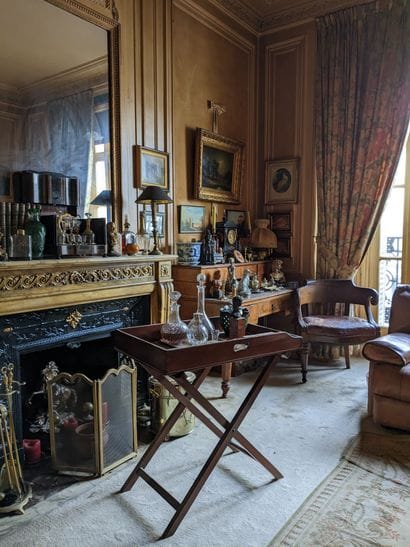 LIVRES - CADRES - ARGENTERIE - TABLEAUX - MINIATURES - OBJETS D'ART - MOBILIER D'EPOQUE ET DE STYLE