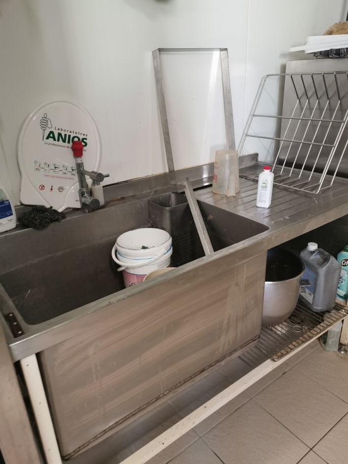 Null Sink composed of a tray and a PVC shelf