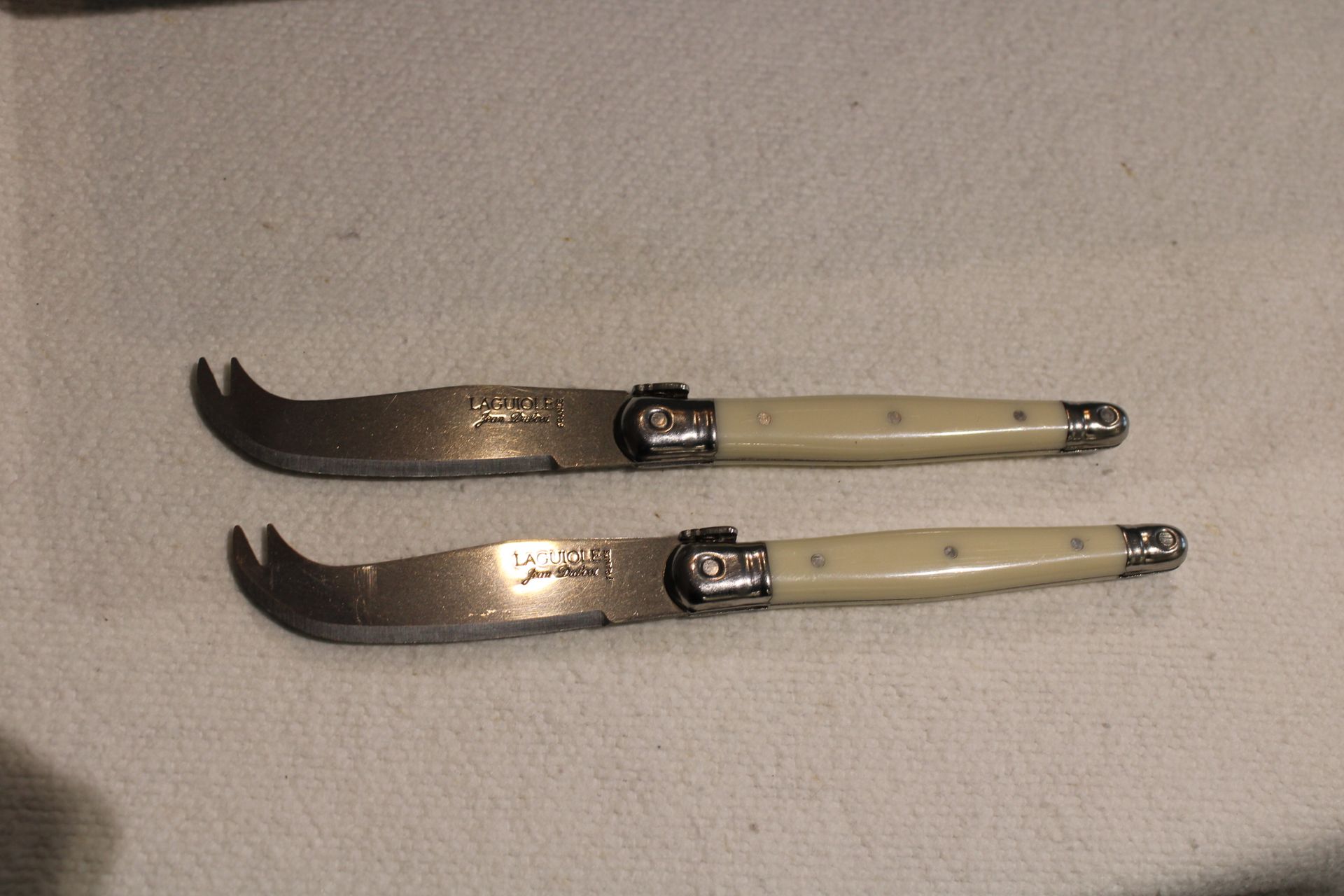 Null Deux couteaux LAGUIOLE JEAN DUBOST manches de couleur blanc (15 cm)