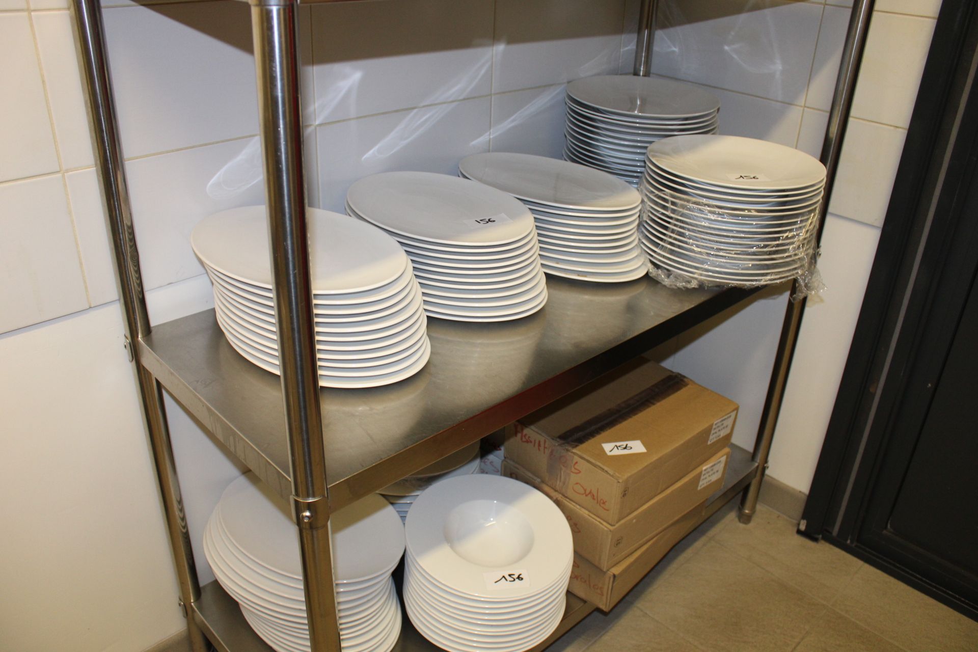 Null Seventy-three white ceramic dinner plates (diameter 31), seventy-four oval &hellip;