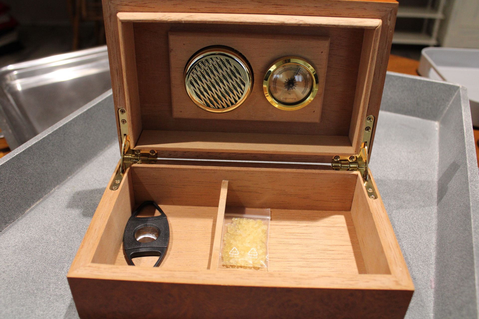 Null Wooden humidor (13,5x22x7) containing hydrometer and cigar cutter, very goo&hellip;