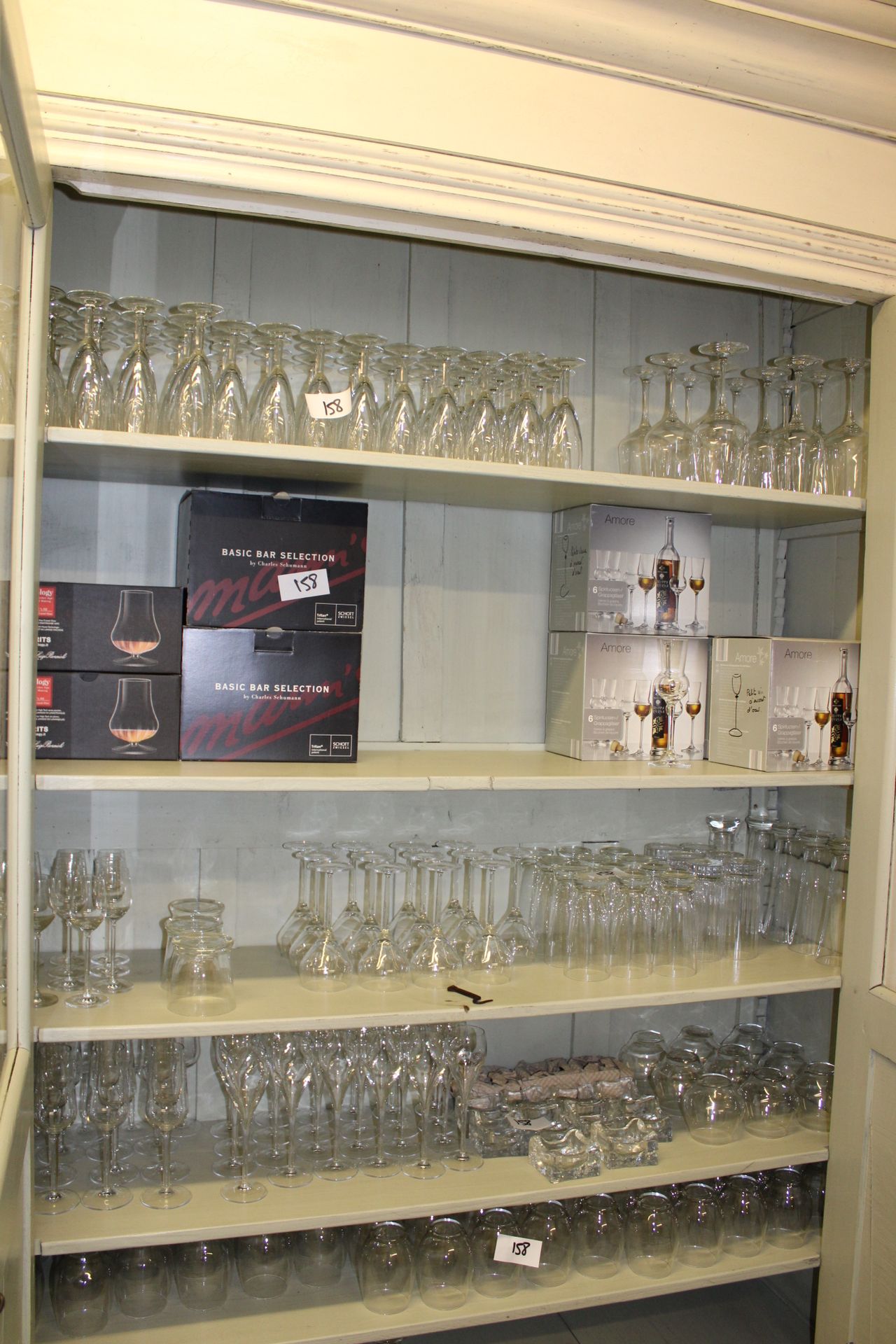 Null Lot of glasses and carafes including : 60 champagne flutes, 11 stemmed wate&hellip;
