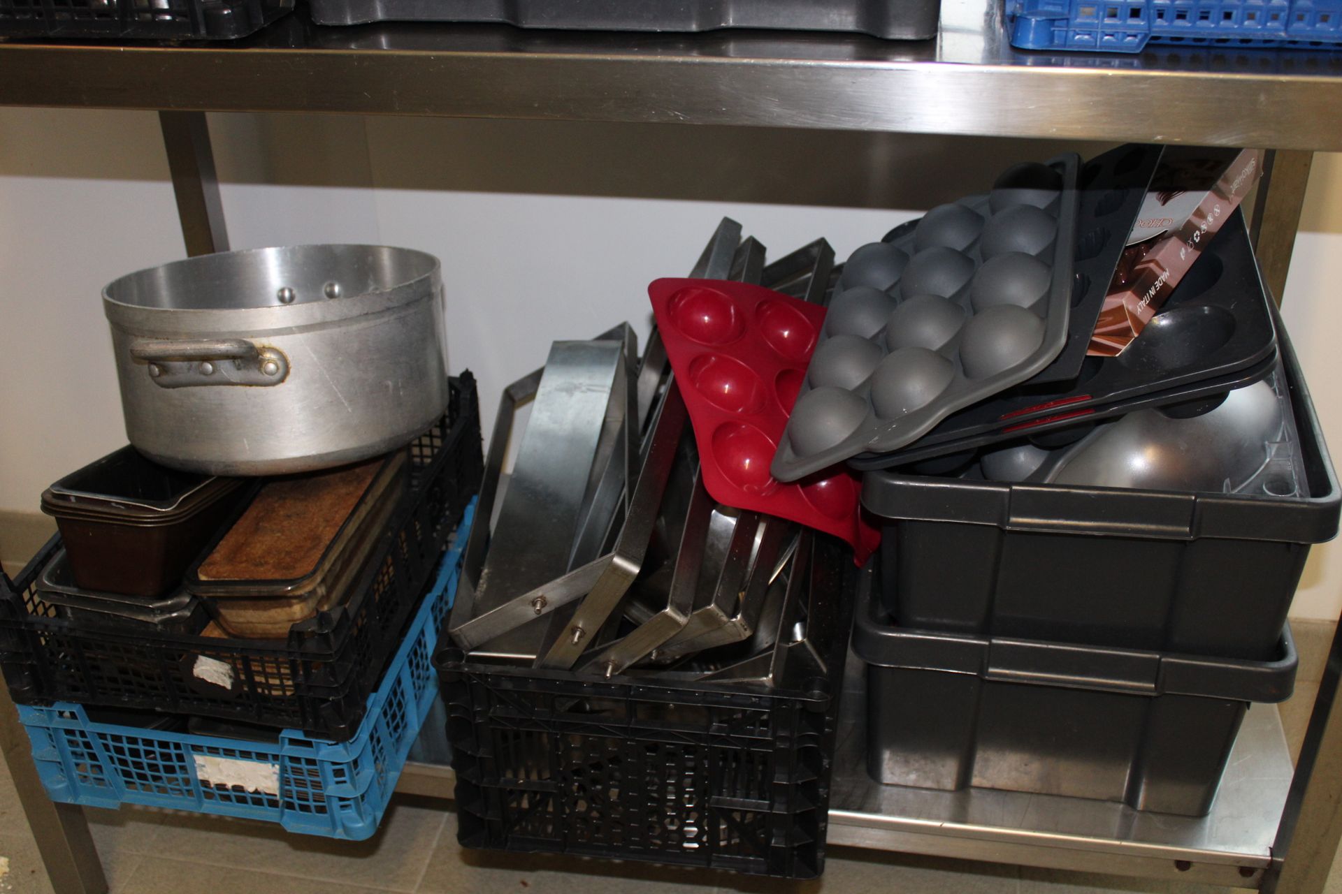 Null Lot of various utensils including spatulas, strainers, tongs, cookie cutter&hellip;
