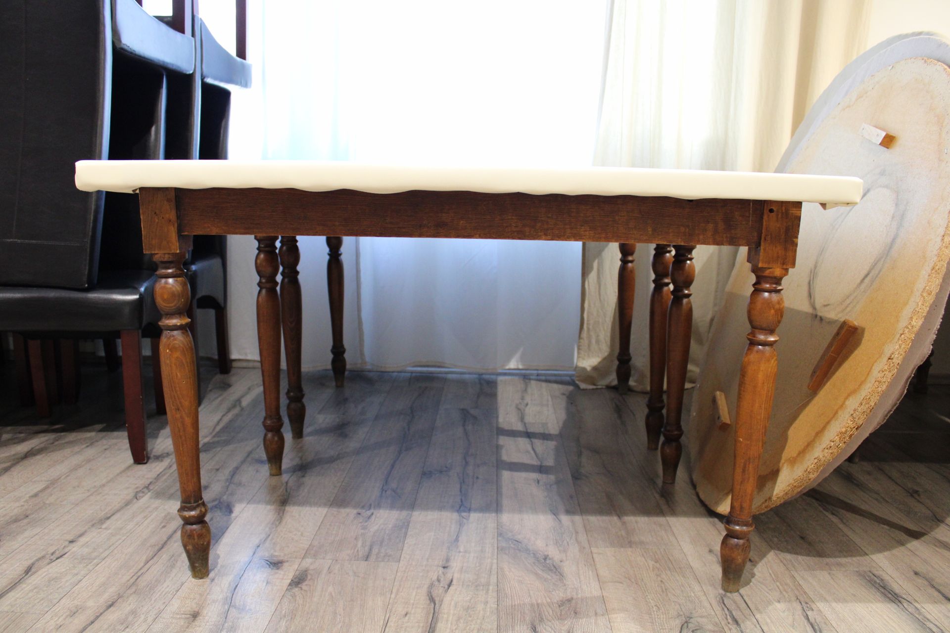 Null Deux tables rectangulaires (80 x 120), pieds fixes bois mouluré.