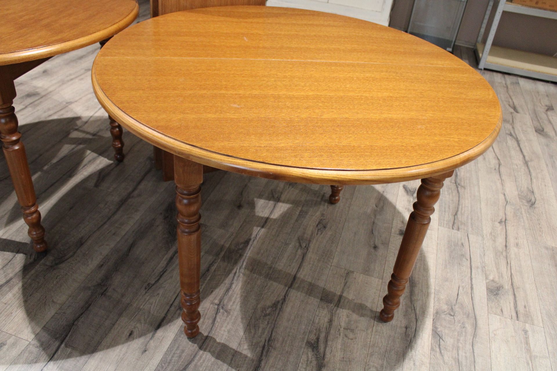 Null Three round tables (118 cm diameter, 75 cm height) with double extension.
