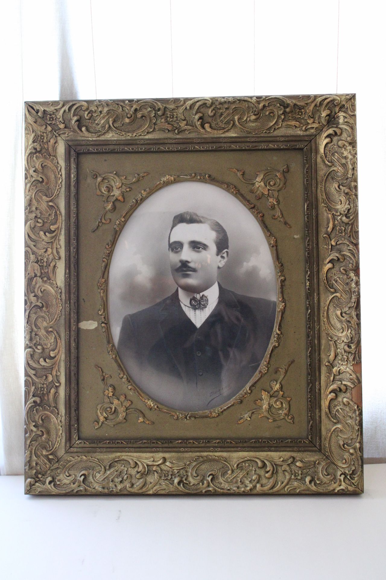 Null Antique giltwood frame containing a portrait photograph of a man signed "DU&hellip;