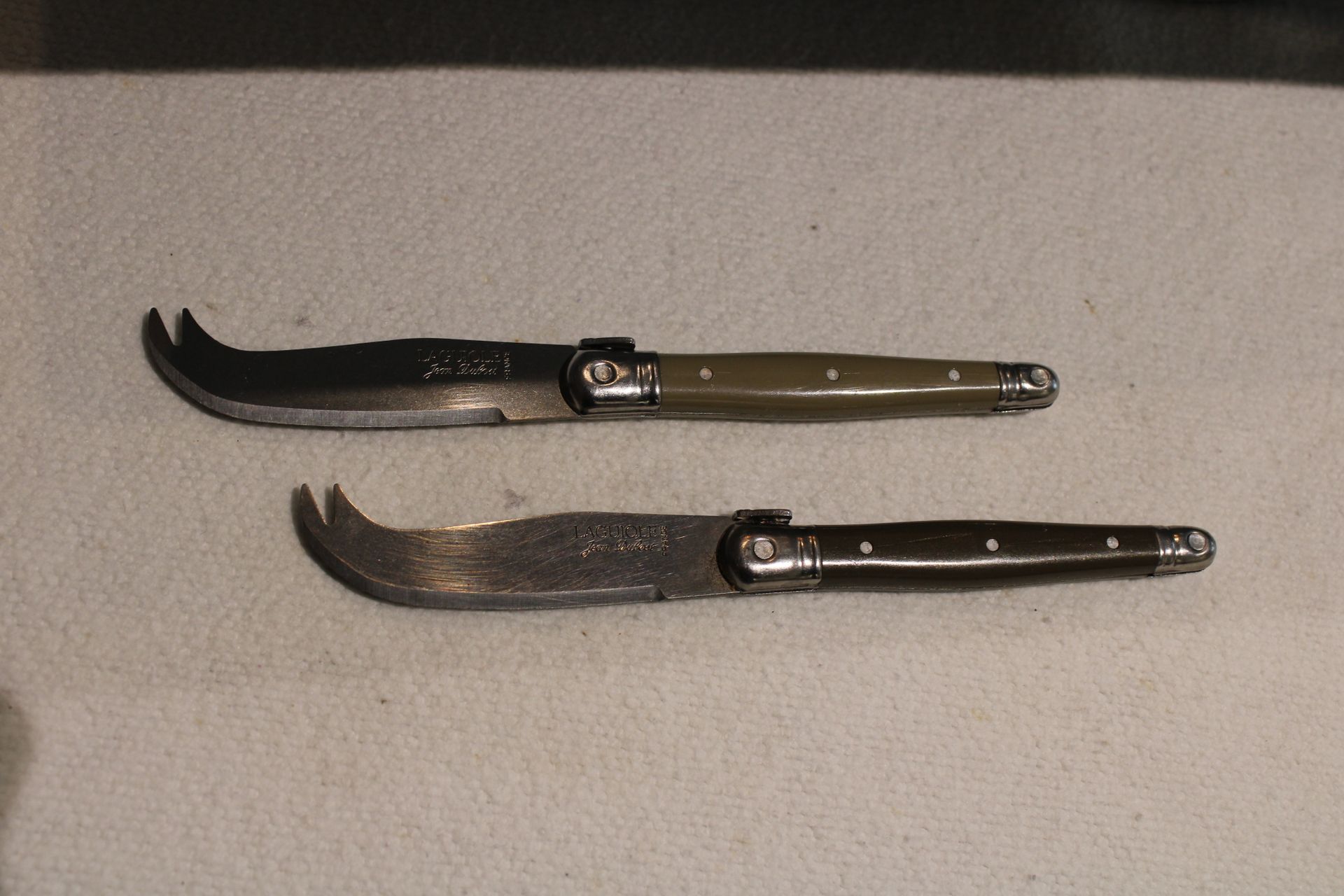 Null Deux couteaux LAGUIOLE JEAN DUBOST manches de couleur marron (15 cm).