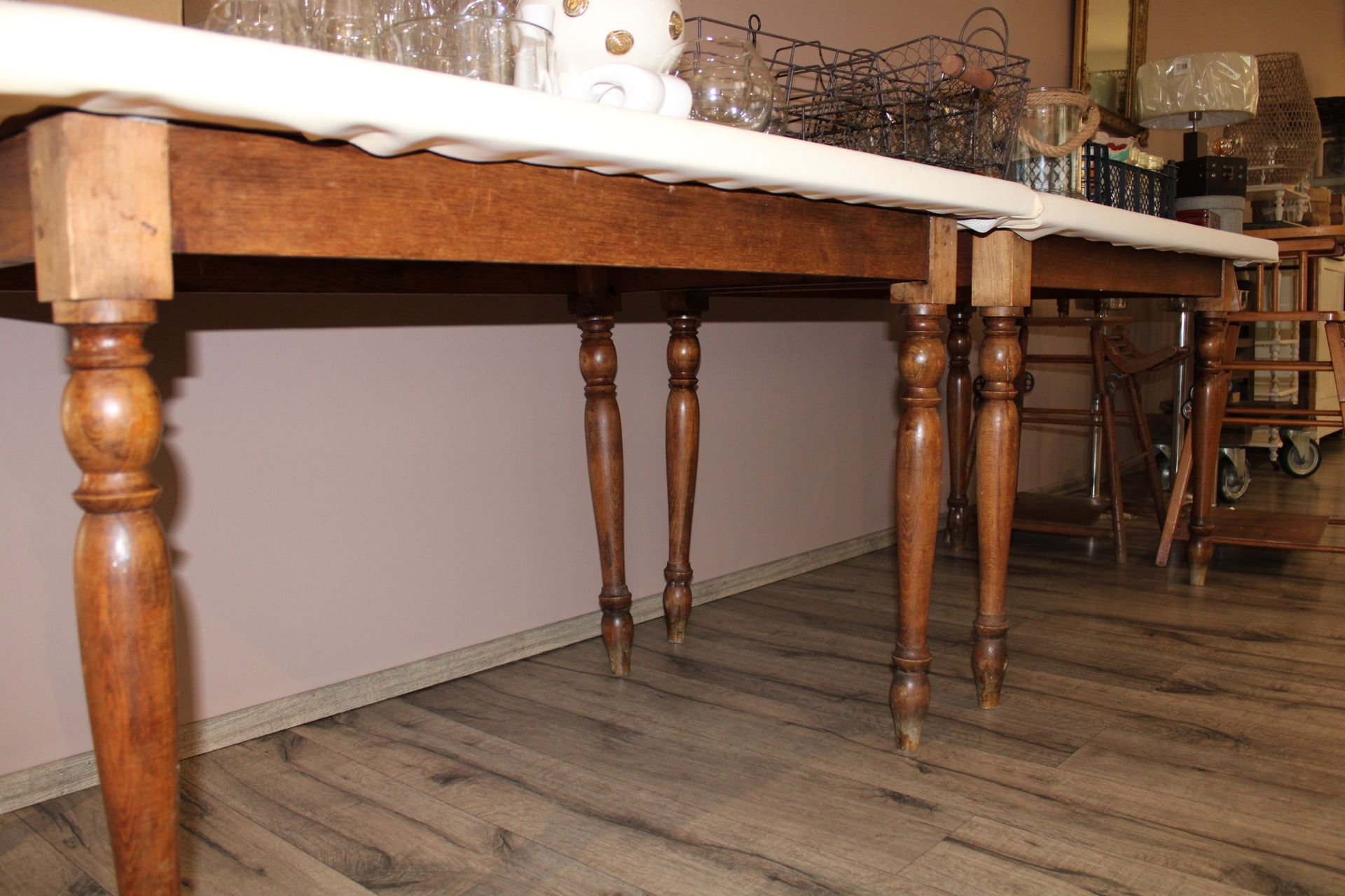 Null Deux tables rectangulaires (120 x 80) en bois, pieds moulurés