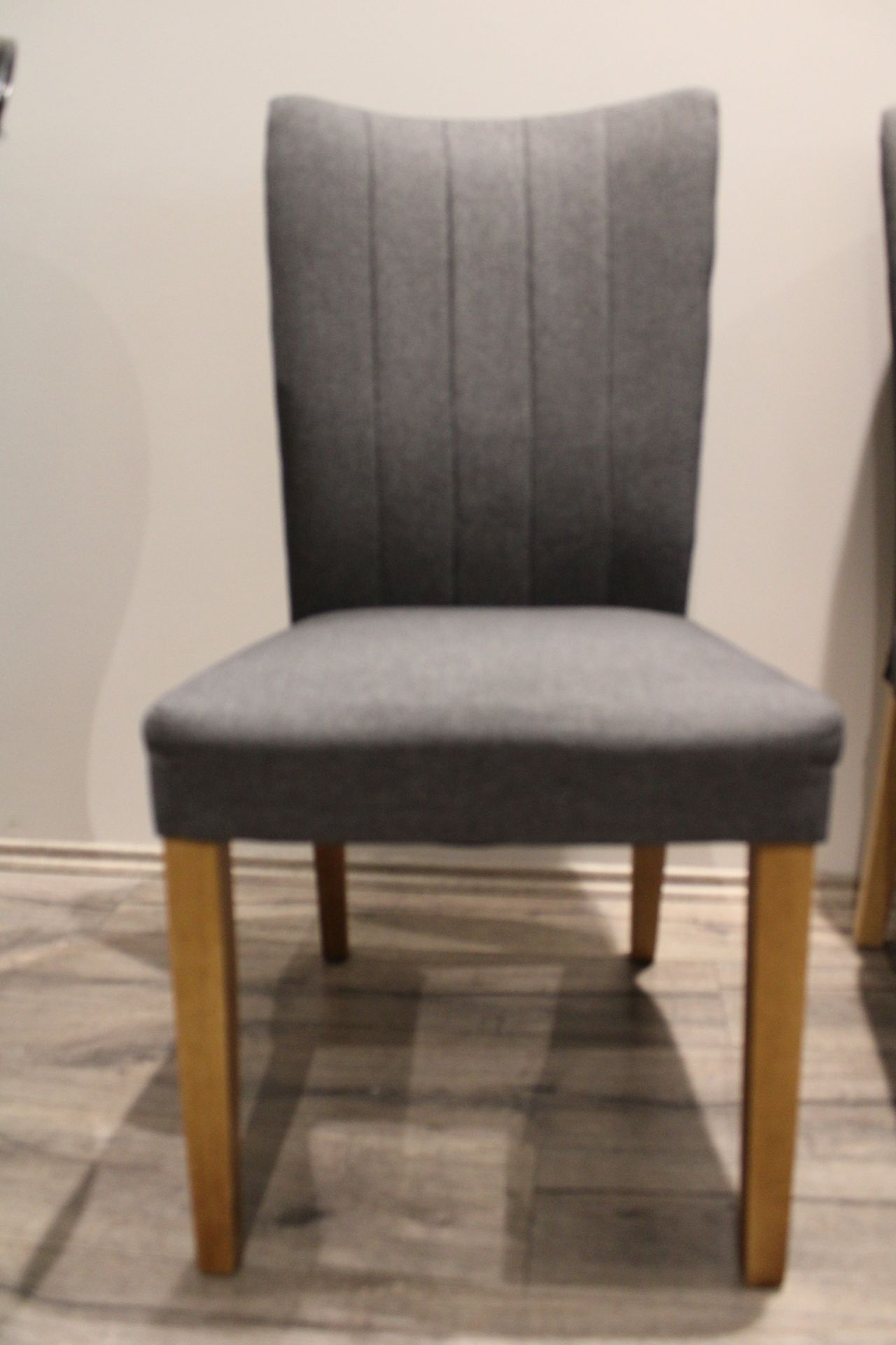 Null Dix-sept chaises, assises en tissu gris, 45 cm de longueur pour les pieds, &hellip;