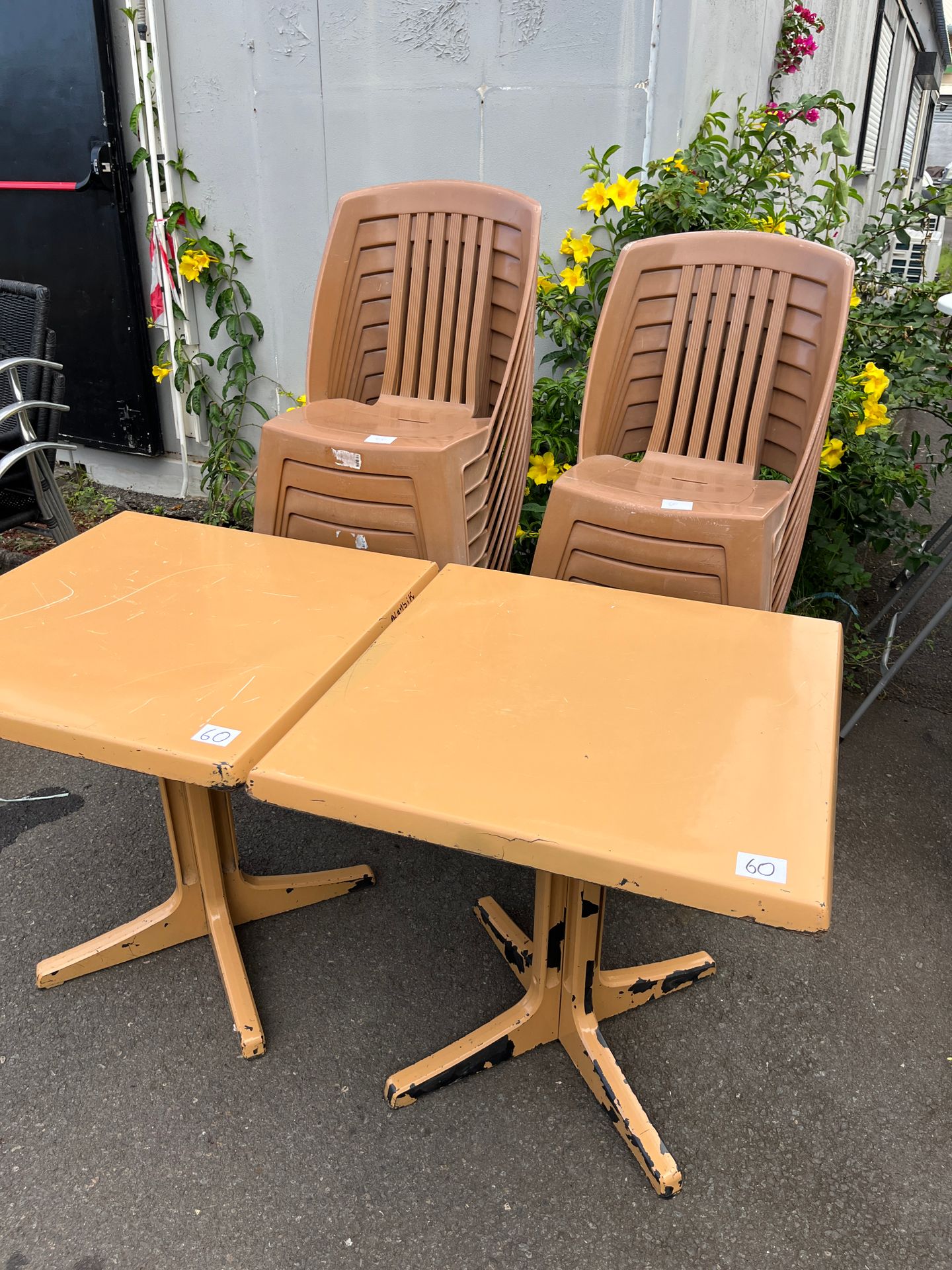 2 Tables carrées + 17 chaises PVC marron Frais 17,69 % - sans M.A.P