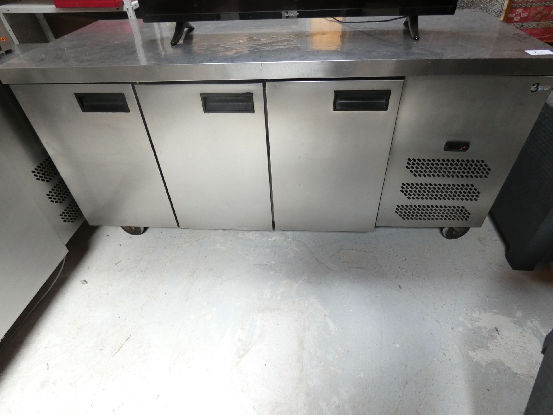Null 2 COLD BANKS 3 STAINLESS STEEL DOORS, 1 OF WHICH IS IN THE STATE L178/P70 C&hellip;