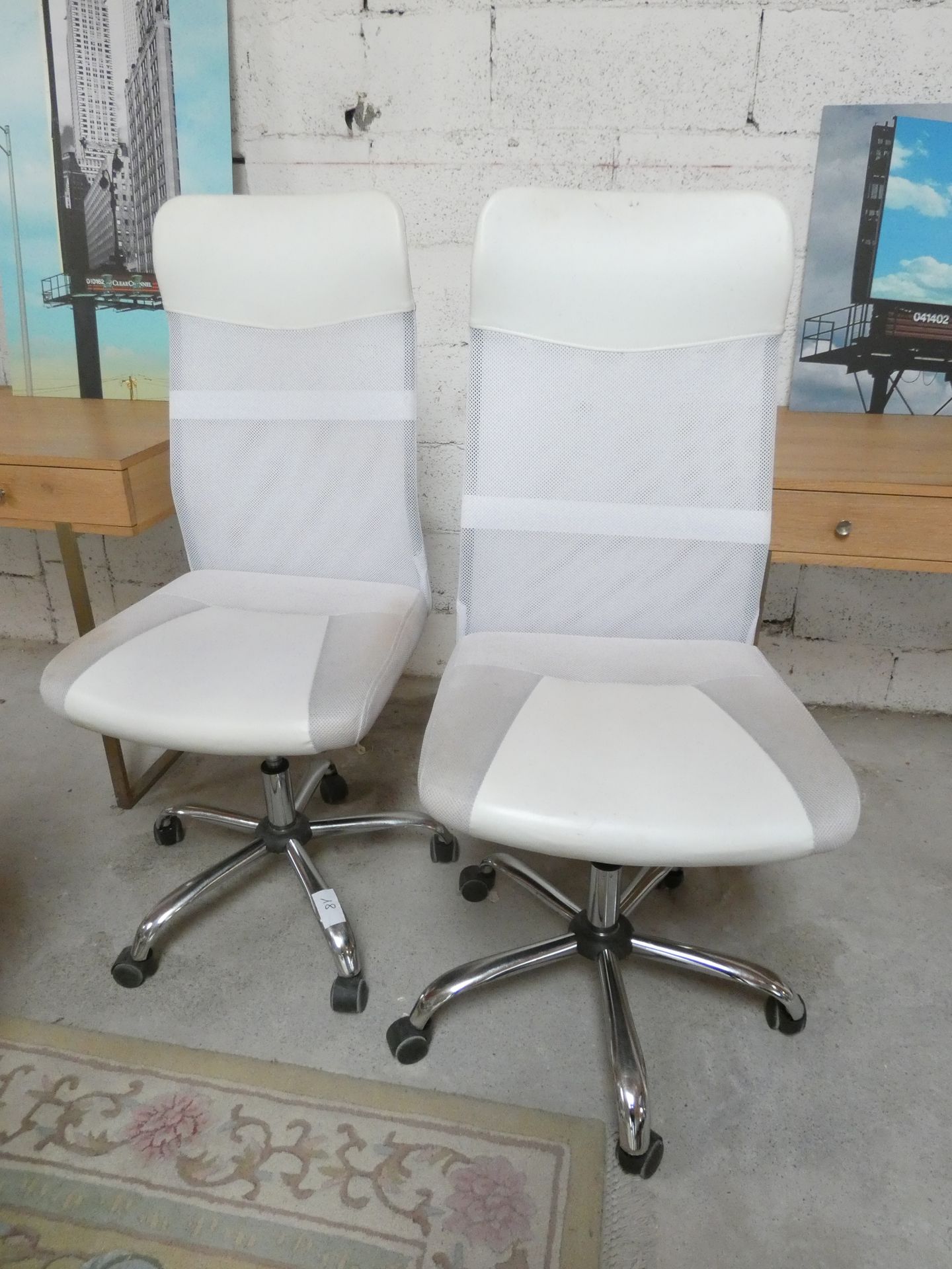 Null 2 WHITE OFFICE CHAIRS AS IS H120 CM