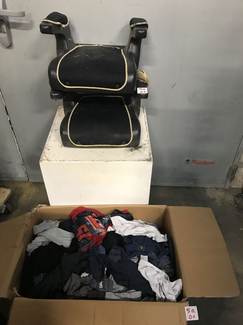 Null 2 BOOSTER SEATS AND 1 BOX OF CHILDREN'S CLOTHING
(50.01)