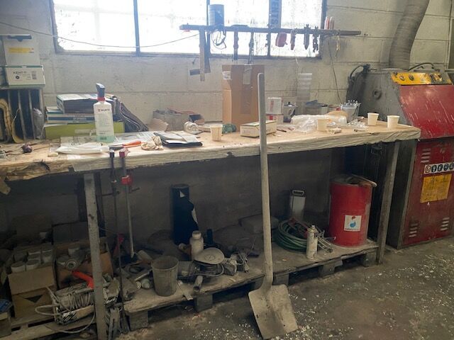 Null SALE ON DESIGNATION - TO BE FOUND IN LINAS (91310) : 1 workbench in metal a&hellip;