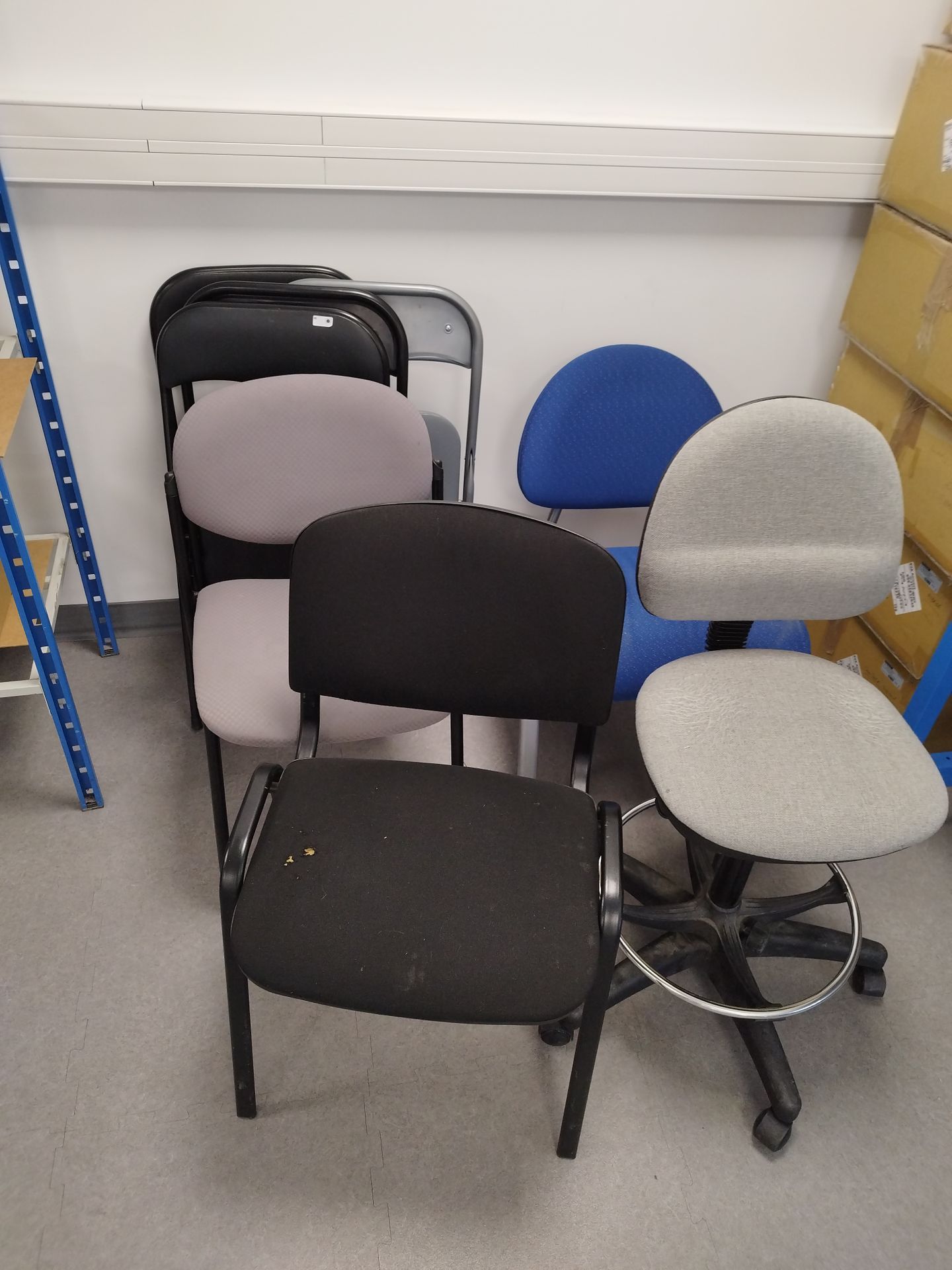 Null Lot de huit chaises de modèles différents