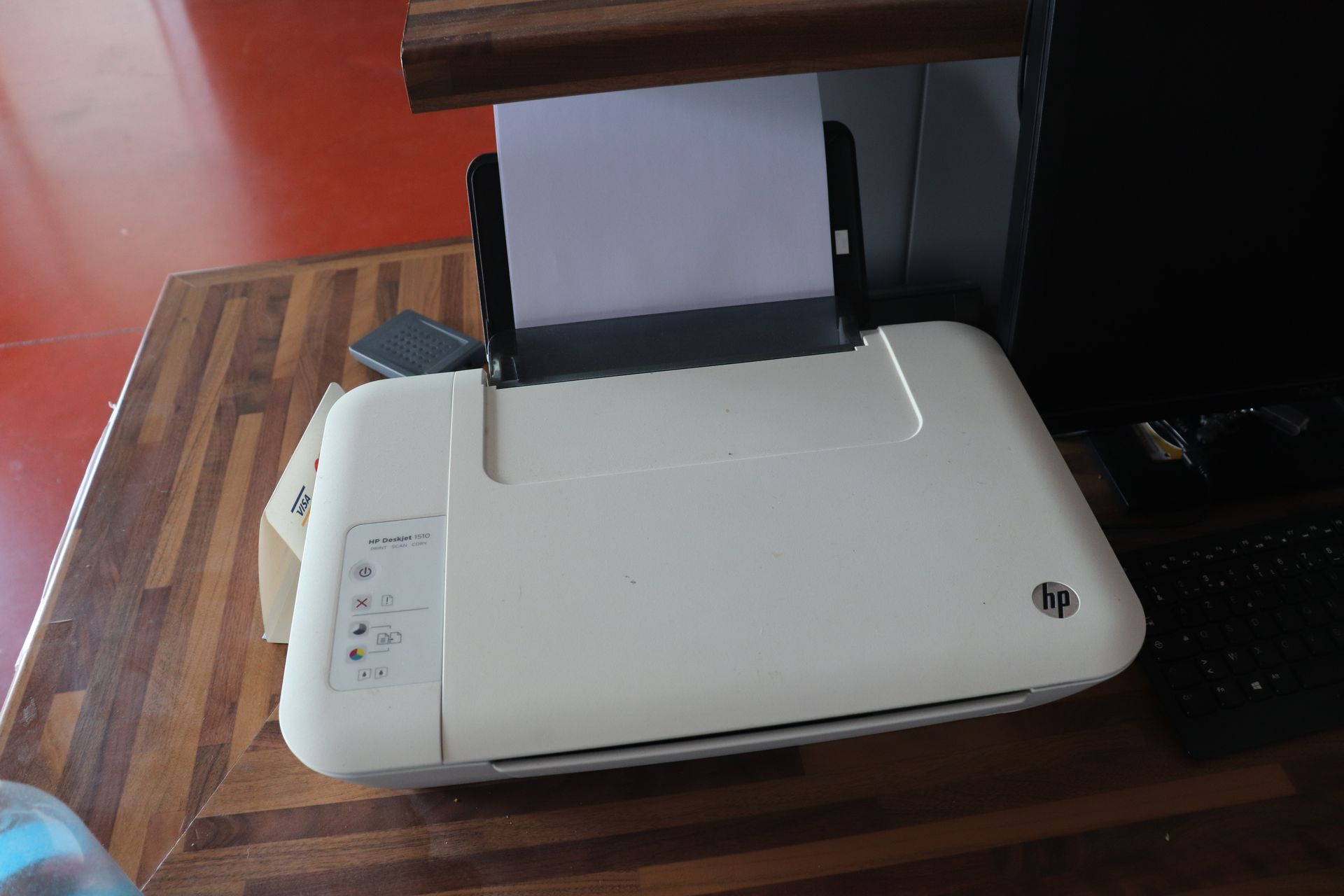 Une imprimante HP deskjet 1510 avec cartouches de rechange An HP deskjet 1510 pr&hellip;